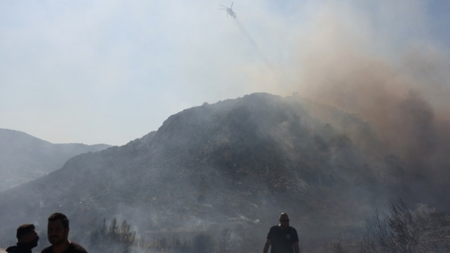 Σαλαμίνα: Δύο νεκροί από δύο μεγάλες φωτιές - Εκατοντάδες απεγκλωβισμοί δια θαλάσσης