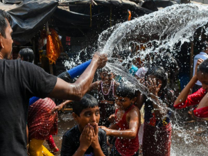 Ινδία: "Ακραίος" καύσωνας "καίει" τη χώρα - Στους 49,2 βαθμούς Κελσίου έφθασε τον Μάιο η θερμοκρασία