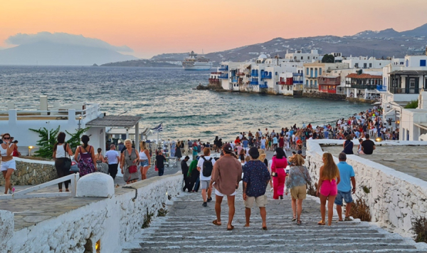 Ρεκόρ ταξιδιωτικών εισπράξεων και αύξηση τουριστικής δαπάνης: Στοίχημα η επιμήκυνση της σεζόν