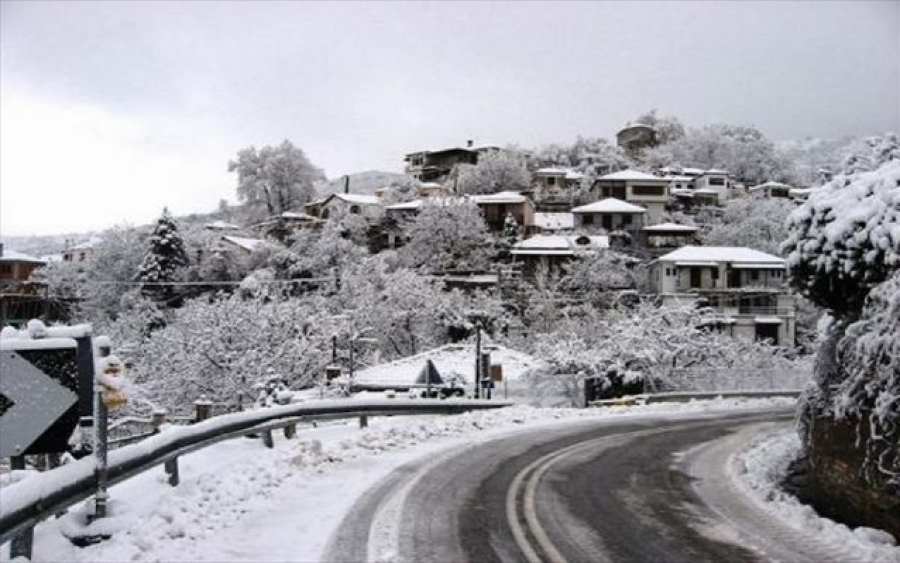 Χιονίζει σε Βόλο και Πήλιο - Κλειστά σήμερα σχολεία και δικαστήρια - Με αλυσίδες η κυκλοφορία οχημάτων