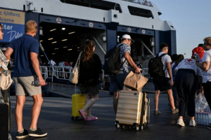 Φεύγουν οι αδειούχοι του Αυγούστου -Μόνο από το λιμάνι του Πειραιά αναχώρησαν 32.580 επιβάτες