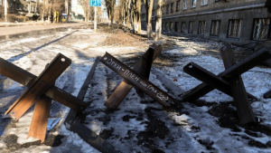 Το Κίεβο οχυρώνεται και περιμένει - Μαίνονται οι μάχες και οι βομβαρδισμοί στα προάστια