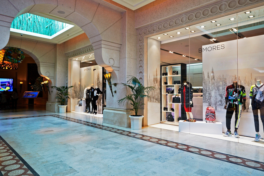 Retailer ένδυσης από το Nτουμπάι ετοιμάζεται για την Μύκονο