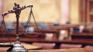 Η Ένωση Δικαστών και Εισαγγελέων κήρυξε στάση εργασίας για αύριο Τρίτη (9-10 π.μ.) σε ένδειξη διαμαρτυρίας για τον μη εμβολιασμό δικαστών