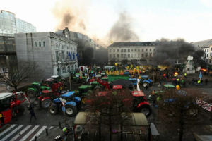 Έφυγαν από τις Βρυξέλλες οι αγρότες – Τα τρακτέρ συνεχίζουν να «πολιορκούν» την Ιταλία