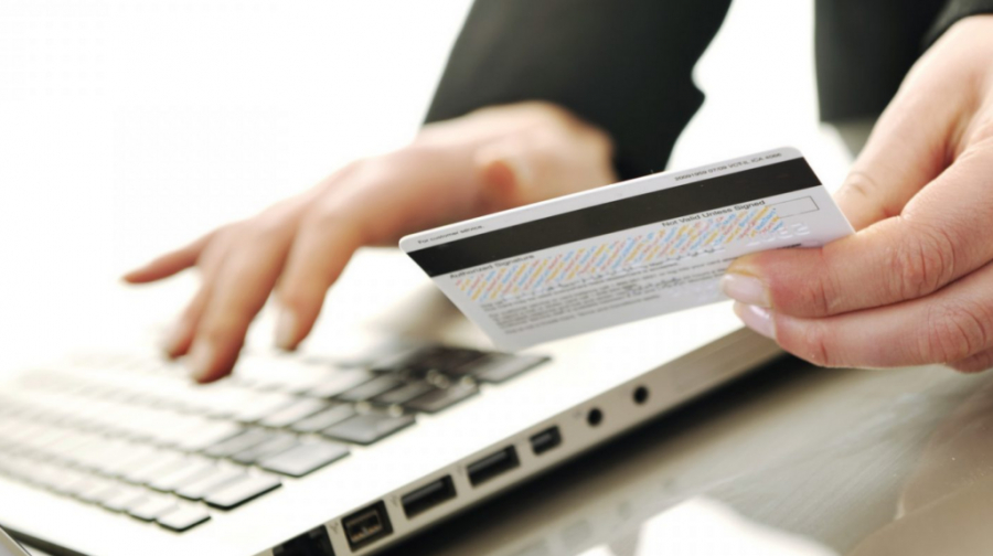 Ξεπέρασαν το «φράγμα» του 1 δισ. οι Έλληνες για αγορές ρούχων μέσω e-shop το 2021