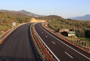 Τον Ιούλιο παραδίδεται το πρώτο και μεγαλύτερο τμήμα της Πατρών - Πύργου και τον Νοέμβριο το δεύτερο