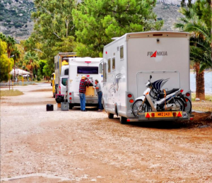 Τουρίστες με τροχόσπιτα στην Ελλάδα - Αναγκαία τα camper stop για να «απογειωθεί» ο κλάδος