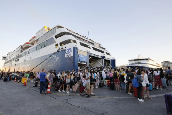 Αυξημένη η έξοδος των αδειούχων του καλοκαιριού από τα λιμάνια της Αττικής