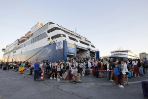 Αυξημένη η έξοδος των αδειούχων του καλοκαιριού από τα λιμάνια της Αττικής