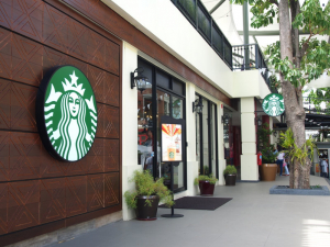 Η αλυσίδα καφέ Starbucks αναστέλλει κάθε δραστηριότητα στη Ρωσία