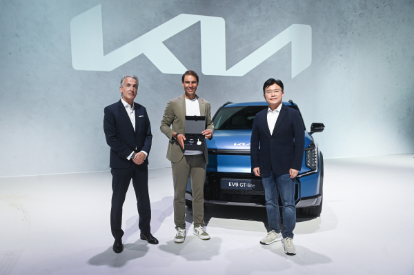 Kia: Παρέδωσε τα κλειδιά του νέου EV9 στον Rafael Nadal