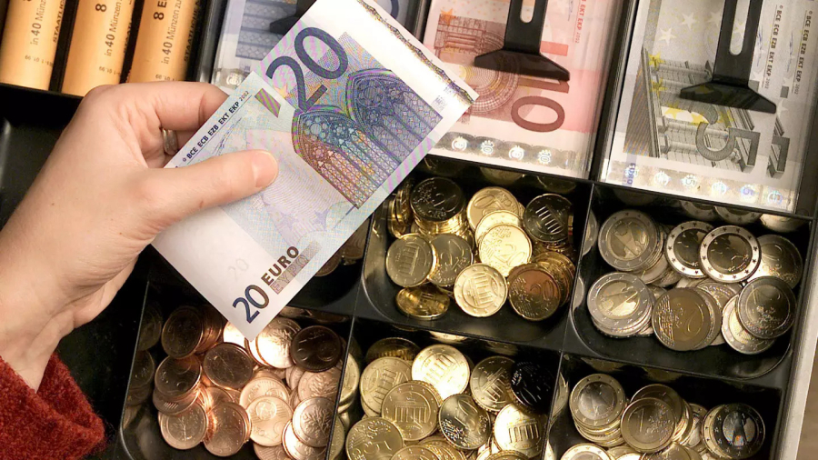 "Πιέζεται" το ευρώ καθώς η ευρωζώνη οδηγείται σε ύφεση