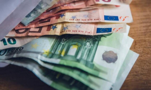 Επίδομα ακρίβειας: Τη Μεγάλη Τρίτη καταβάλλεται η έκτακτη ενίσχυση των 200 ευρώ