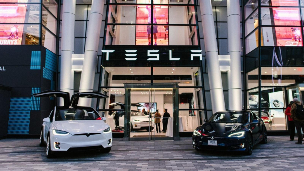 Tesla: Γιατί προχωρά σε μαζικές προσλήψεις στο γραφείο της στην Ελλάδα