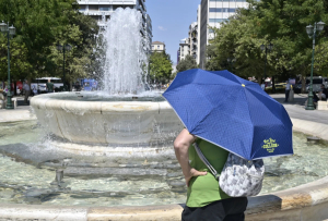 Σε κλοιό καύσωνα η χώρα, με θερμοκρασία έως 41 βαθμούς
