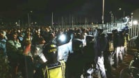 Βρετανία-Πόρτσμουθ: Μπλόκα πολιτών στην άφιξη λέμβου με 140 παράτυπους μεταναστες