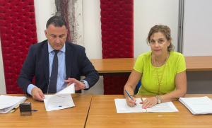 Αριστερά ο Σπύρος Κουρής, Country Manager της CBS IT Systems Cyprus και δεξιά Ανδριάννα Αχιλλέως, Διευθύντρια Τμήματος Υπηρεσιών Πληροφόρησης (ΤΥΠ)