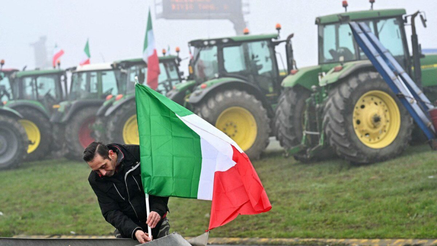 Συγκεντρώνονται οι Ιταλοί αγρότες με τα τρακτέρ τους με προορισμό τη Ρώμη