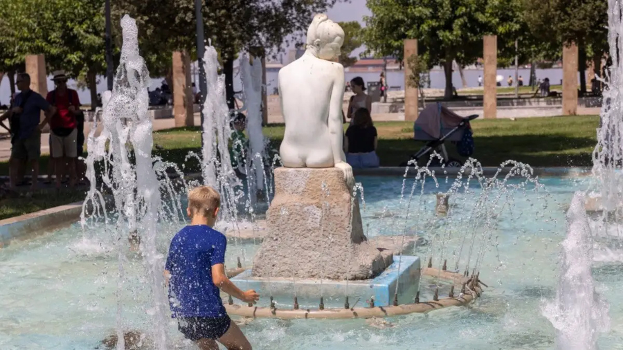 Σε κλοιό καύσωνα και σήμερα η χώρα, με υψηλή θερμοκρασία και αφρικανική σκόνη