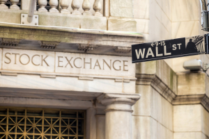 Ήπια άνοδος για τους δείκτες της Wall Street