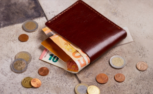 Revolut: Αποταμίευση για σπίτι ; Το 35% των Ελλήνων προτιμά την εκπλήρωση πιο άμεσων στόχων