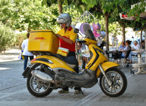 DHL Express: Πράσινες μεταφορές με τα e - scooters Silence της Kosmoride