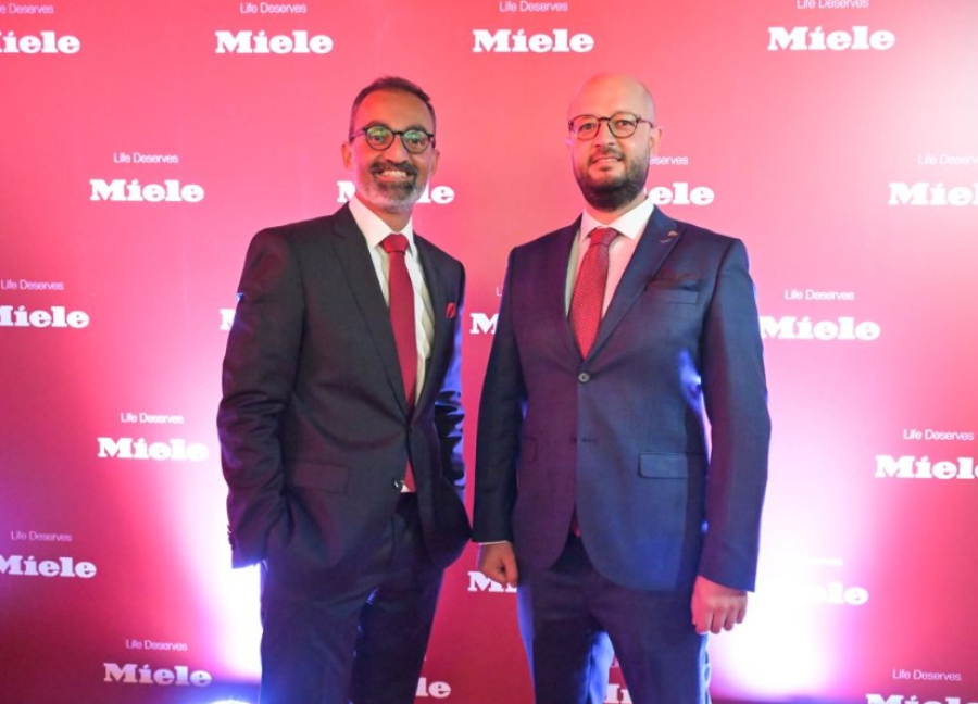 Ο Managing Director της Miele Hellas Θάνος Κυριαζής με στέλεχος της Miele στην Αλβανία