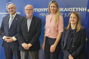 Από αριστερά: O Γενικός Γραμματέας Δικαιοσύνης, κ. Πελοπίδας Λάσκος, ο Υπουργός Δικαιοσύνης, κ. Γιώργος Φλωρίδης, η Διευθύνουσα Σύμβουλος της ΕΤΑΔ, κυρία Ηρώ Χατζηγεωργίου και η Διευθύντρια Property Development &amp; Disposition της ΕΤΑΔ, κυρία Χριστίνα Κυριακοπούλου