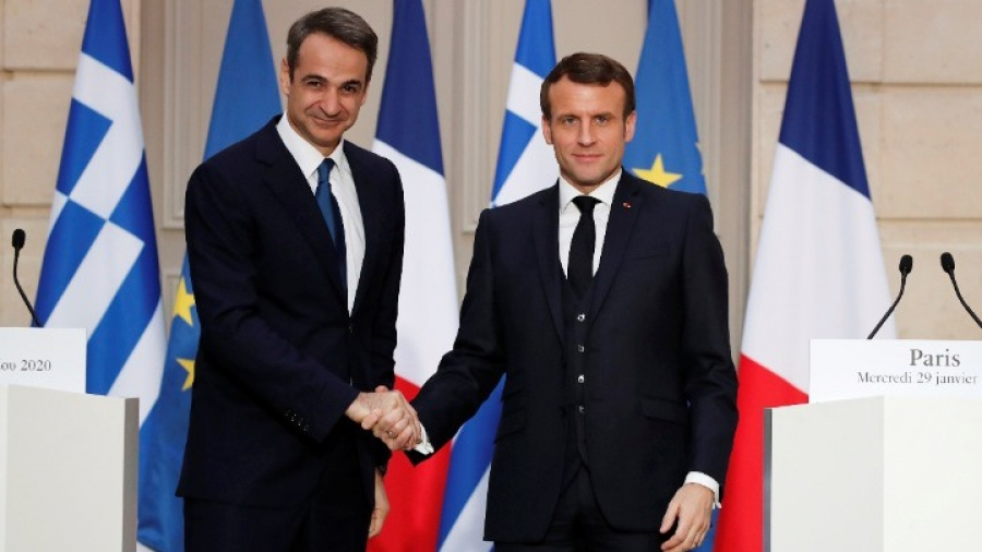 Μακρόν σε Μητσοτάκη: Οικοδομούμε την Ευρώπη της κοινής άμυνας