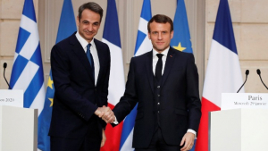 Μακρόν σε Μητσοτάκη: Οικοδομούμε την Ευρώπη της κοινής άμυνας