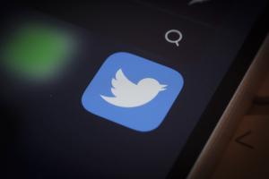 Twitter: Απαγορεύει σε χρήστες να δημοσιεύουν συνδέσμους σε ανταγωνιστικά μέσα κοινωνικής δικτύωσης