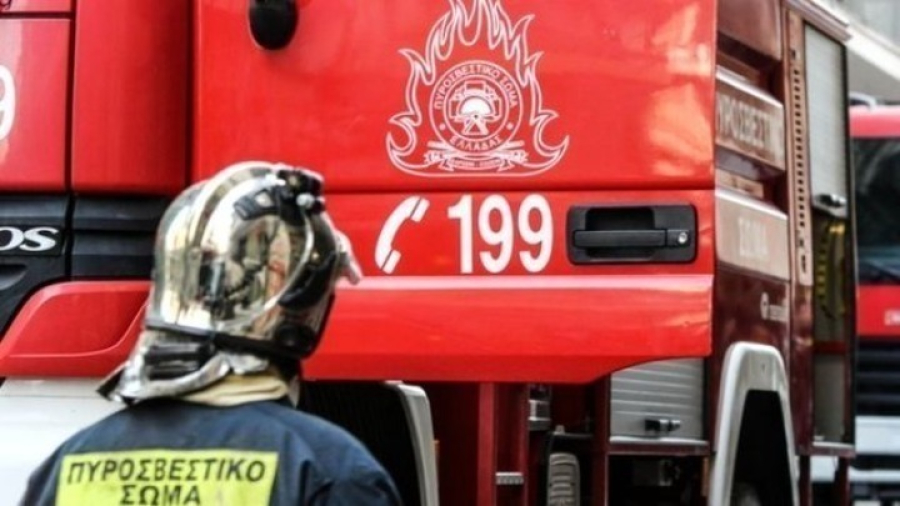 Πειραιάς: Κατέρρευσε τμήμα κτηρίου στο Πασαλιμάνι - Έρευνες για εγκλωβισμένους