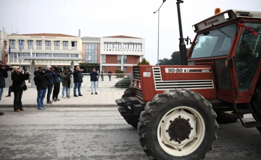 Λάρισα: Αποχώρησαν οι αγρότες από τις σήραγγες στα Τέμπη