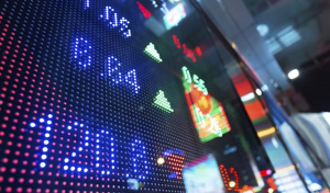 Με μικρά κέρδη έκλεισε ο Stoxx με την προσοχή σε στοιχεία και σε νομισματική πολιτική