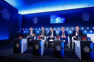 Φόρουμ Δελφών: Οι προκλήσεις και το κόστος για τη μετάβαση στο net zero