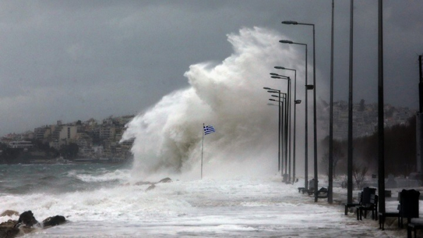Σε κλοιό κακοκαιρίας μεγάλο μέρος της χώρας - Προβλήματα στα ακτοπλοϊκά δρομολόγια