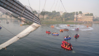 Ινδία: Κατέρρευσε κρεμαστή γέφυρα, πάνω από 130 νεκροί