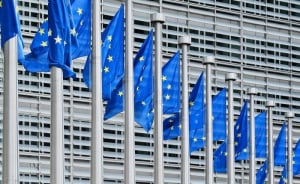 ΕΕ - ΗΠΑ: Η Κομισιόν προετοιμάζει «στιβαρή» απάντηση στους νέους δασμούς Τραμπ