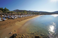 Εισαγγελική παραγγελία για καταλήψεις σε παραλίες της Πάρου και σφράγιση καταστήματος στη Σέριφο