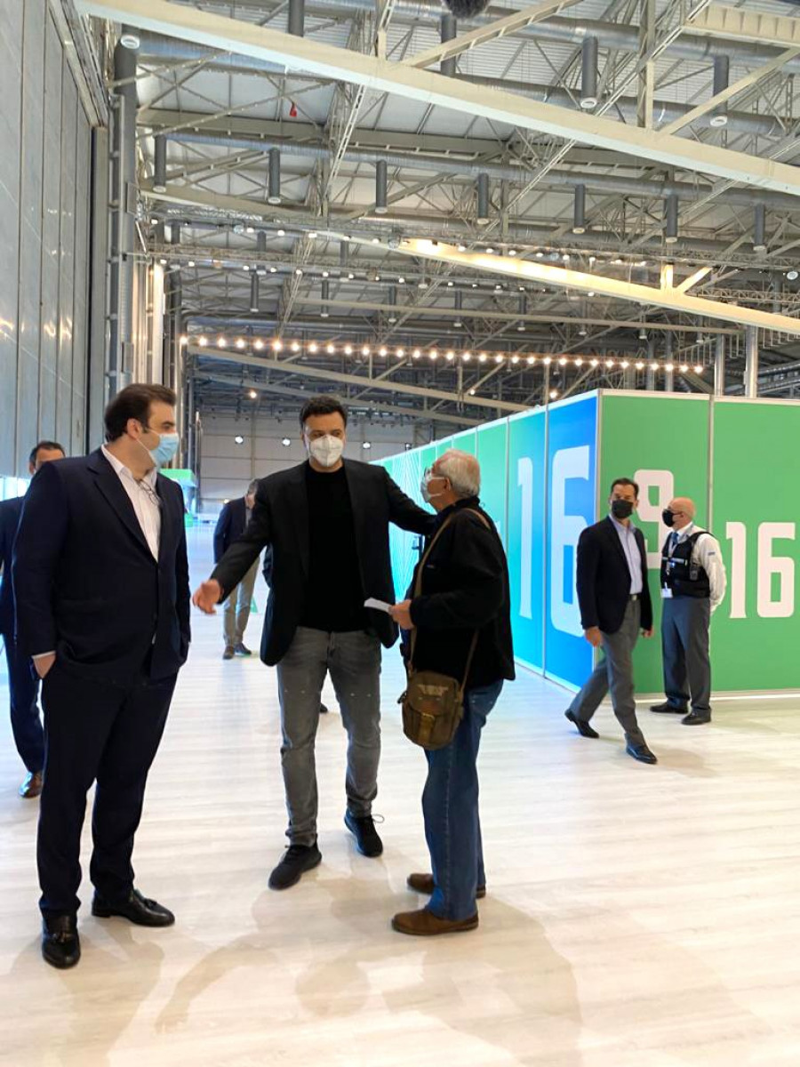 Επίσκεψη των Β. Κικίλια και Κυρ. Πιερρακάκη στο Mega εμβολιαστικό κέντρο του Ελληνικού