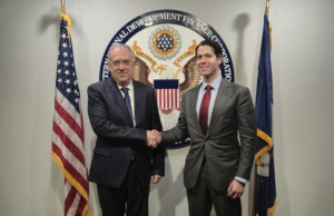 Τ. Θεοδωρικάκος: Συνάντηση με τον CEO της Διεθνούς Αναπτυξιακής Τράπεζας των ΗΠΑ