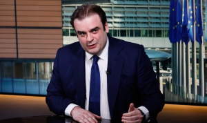 Πιερρακάκης στο Bloomberg: Δέκα χρόνια νωρίτερα η αποπληρωμή των δανείων διάσωσης