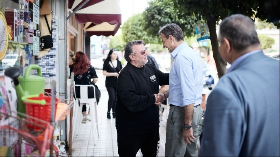 Ο Κ. Μητσοτάκης στο Μοσχάτο: Συνομίλησε με πολίτες και καταστηματάρχες