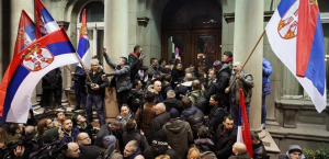 Σερβία: ''Σύρραξη'' στο Κοινοβούλιο, βουλευτές πιάστηκαν στα χέρια