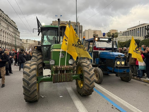 Έφτασαν οι αγρότες με τα τρακτέρ στο Σύνταγμα για το προγραμματισμένο συλλαλητήριο