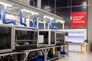 Το Carnegie Mellon University Cloud Lab είναι ένα αυτοματοποιημένο εργαστήριο που λειτουργεί εξ αποστάσεως και το οποίο θα εξελίξει την ανακάλυψη. Credit: Carnegie Mellon University