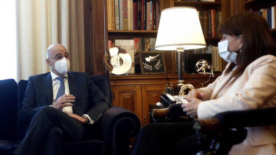 Δένδιας: Ενημέρωσε την ΠτΔ για τα εθνικά θέματα