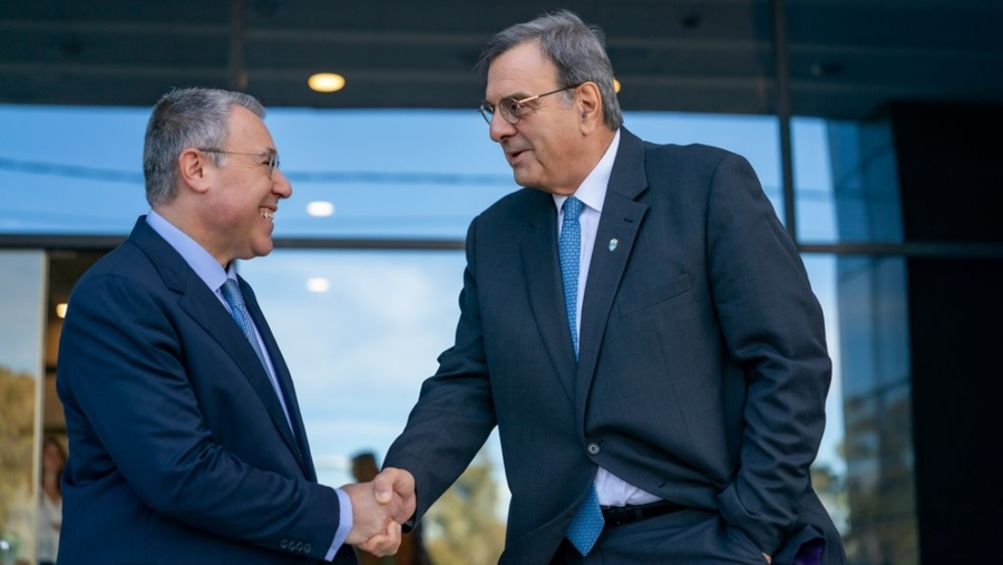 Από αριστερά, Βασίλης Ψάλτης, CEO της Alpha Bank, Ισίδωρος Κούβελος, Πρόεδρο της Ελληνικής Ολυμπιακής Επιτροπής