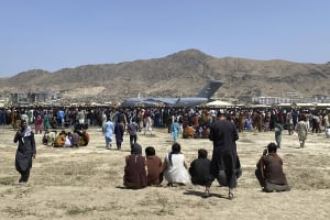 Αφγανιστάν: Σε κατάσταση πολιορκίας το αεροδρόμιο της Καμπούλ - Πολίτες προσπαθούν να διαφύγουν